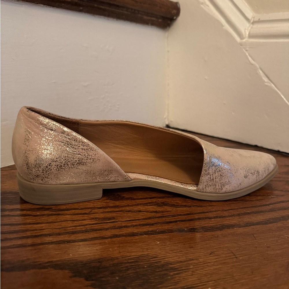 Bueno Women's Light Pink Shimmering Flats - Picture 3 of 9